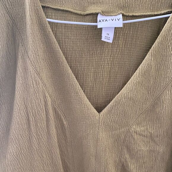 Woman’s Top - Picture 2 of 5